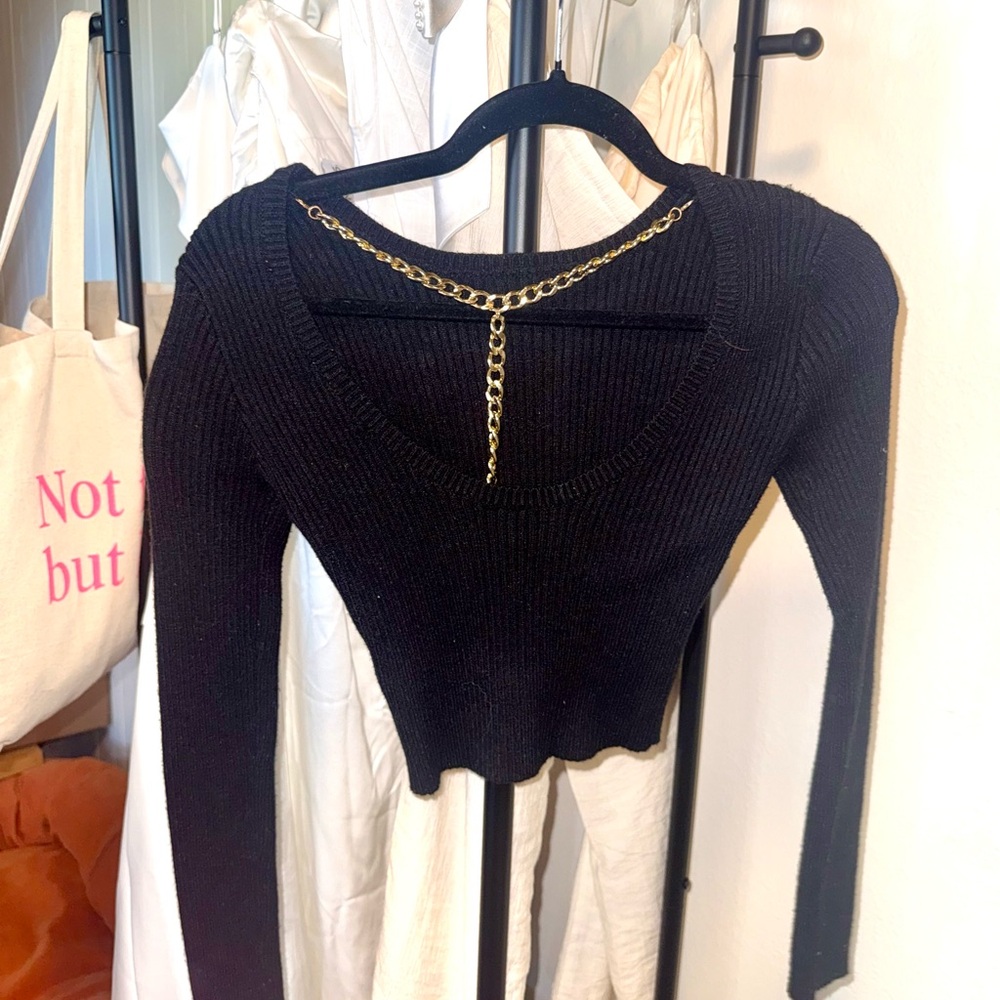 Astr Black Ribbed Long-Sleeve Crop Top with Gold Chain